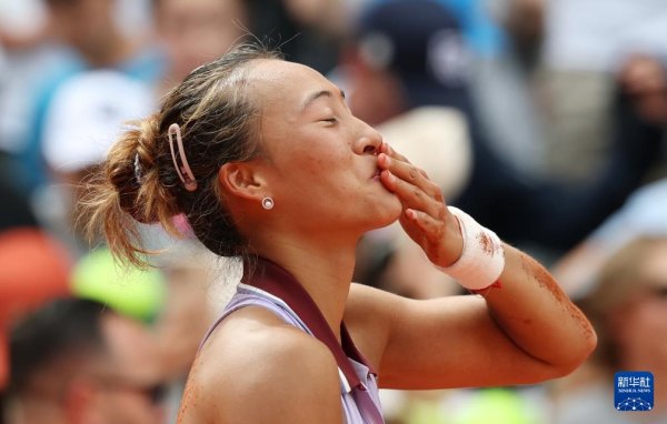 恒信期货 郑钦文击败萨姆索诺娃 首进法网女单八强