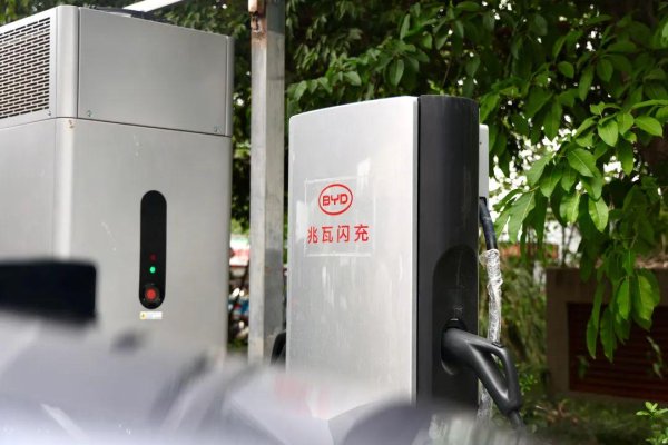 金砖财富 一盆冷水！固态电池成本曝光，车价很难低于40万，还是比亚迪厚道