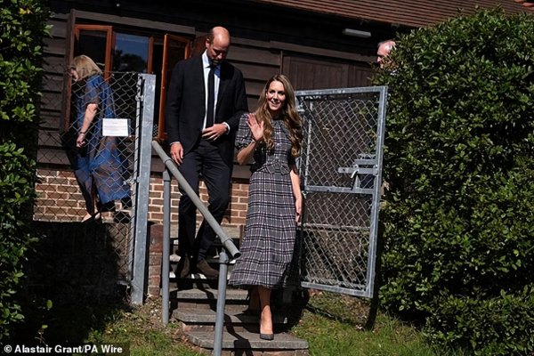 众盈易配 威廉凯特同框纪念女王, 抢走哈里回家风头, 7岁路易小王子被提及