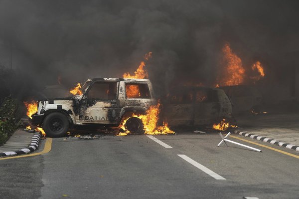 锦富优配 尼泊尔前总理卡纳尔住所被烧, 妻子重伤送医后去世